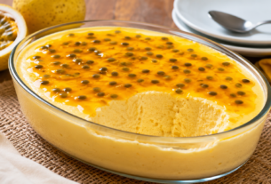 Mousse de maracujá com 3 ingredientes pronto para servir