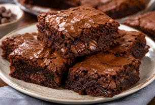 Brownie de chocolate cremoso com casquinha crocante e interior úmido