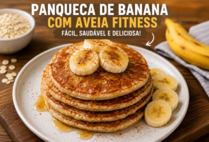 Panqueca de banana com aveia fitness servida com rodelas de banana