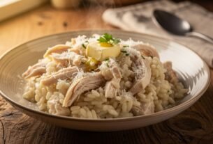 Risoto de frango cremoso com parmesão e salsinha servido em prato de cerâmica