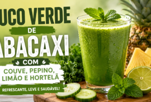 Suco verde de abacaxi com couve, pepino, limão e hortelã servido em copo de vidro com ingredientes frescos ao redor.