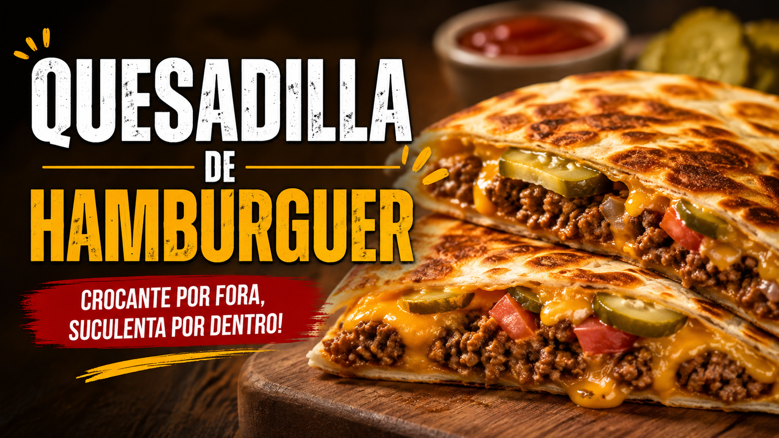 Quesadilla de hambúrguer recheada com carne moída, queijo derretido e picles, dourada e crocante, servida sobre tábua de madeira.